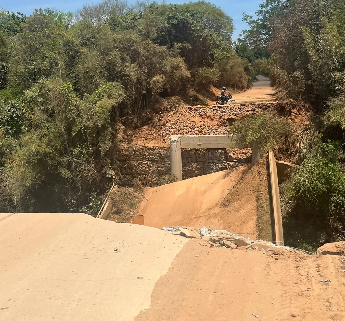 Rodovia MG-430 é interditada por ruptura de ponte, em Igaratinga (MG)