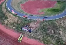 Ônibus cai em ribanceira no Anel Viário Norte, em Minas, e deixa dois mortos e 37 feridos