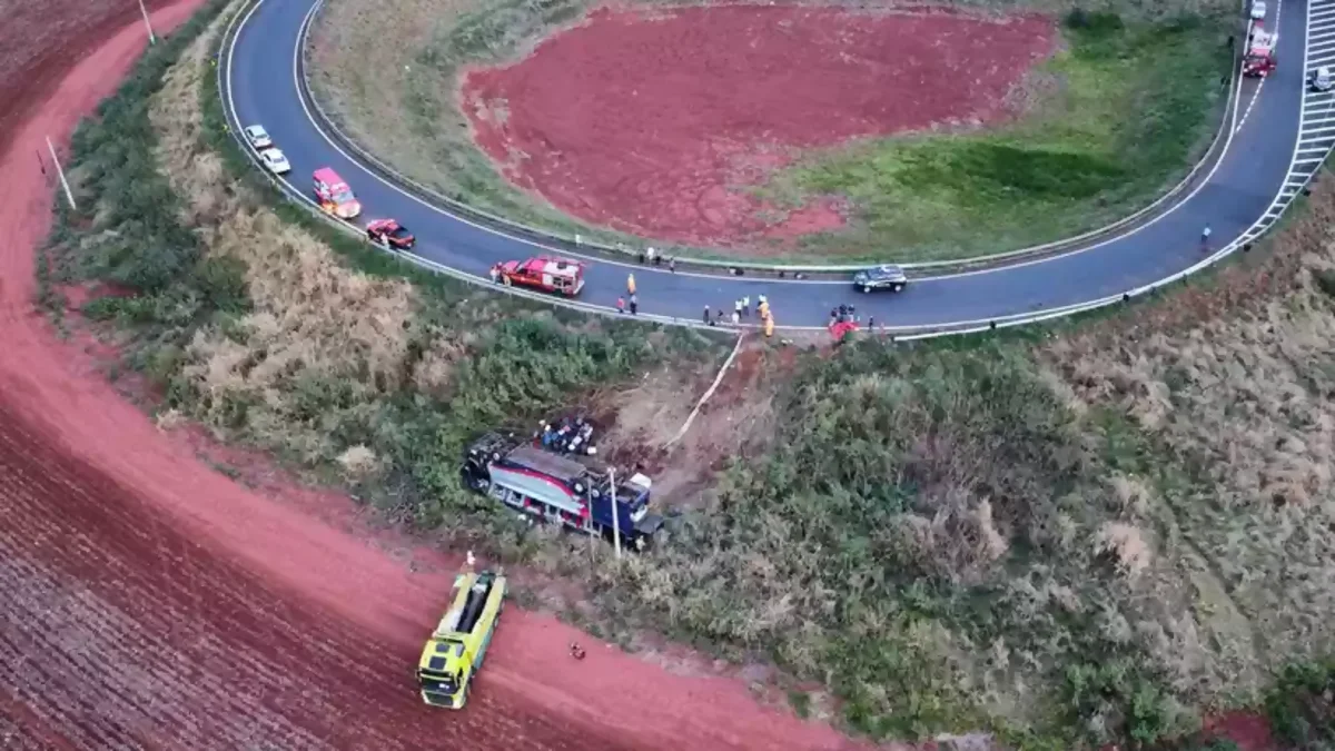 Ônibus cai em ribanceira no Anel Viário Norte, em Minas, e deixa dois mortos e 37 feridos