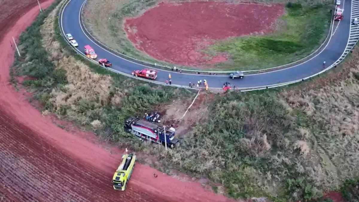 Veículo cai de viaduto na BR 251 e motorista tem ferimentos leves