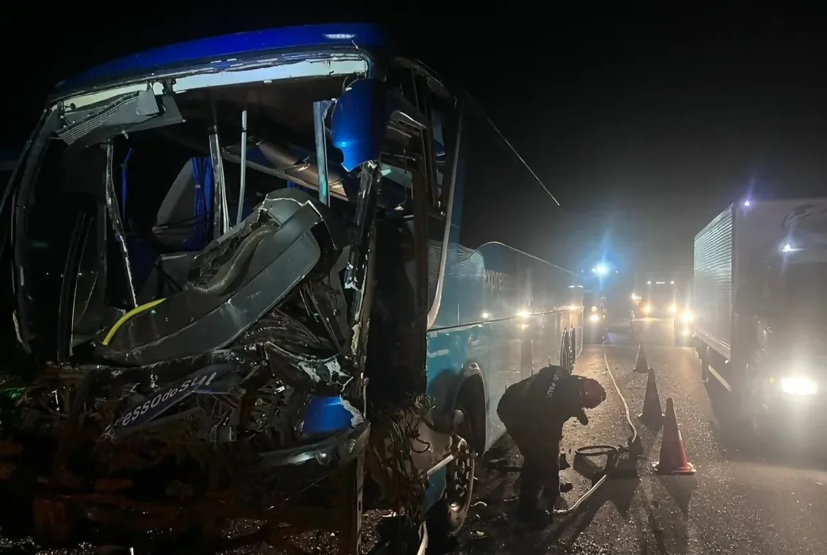 Motorista de ônibus fica preso nas ferragens em acidente na Dutra, em SP