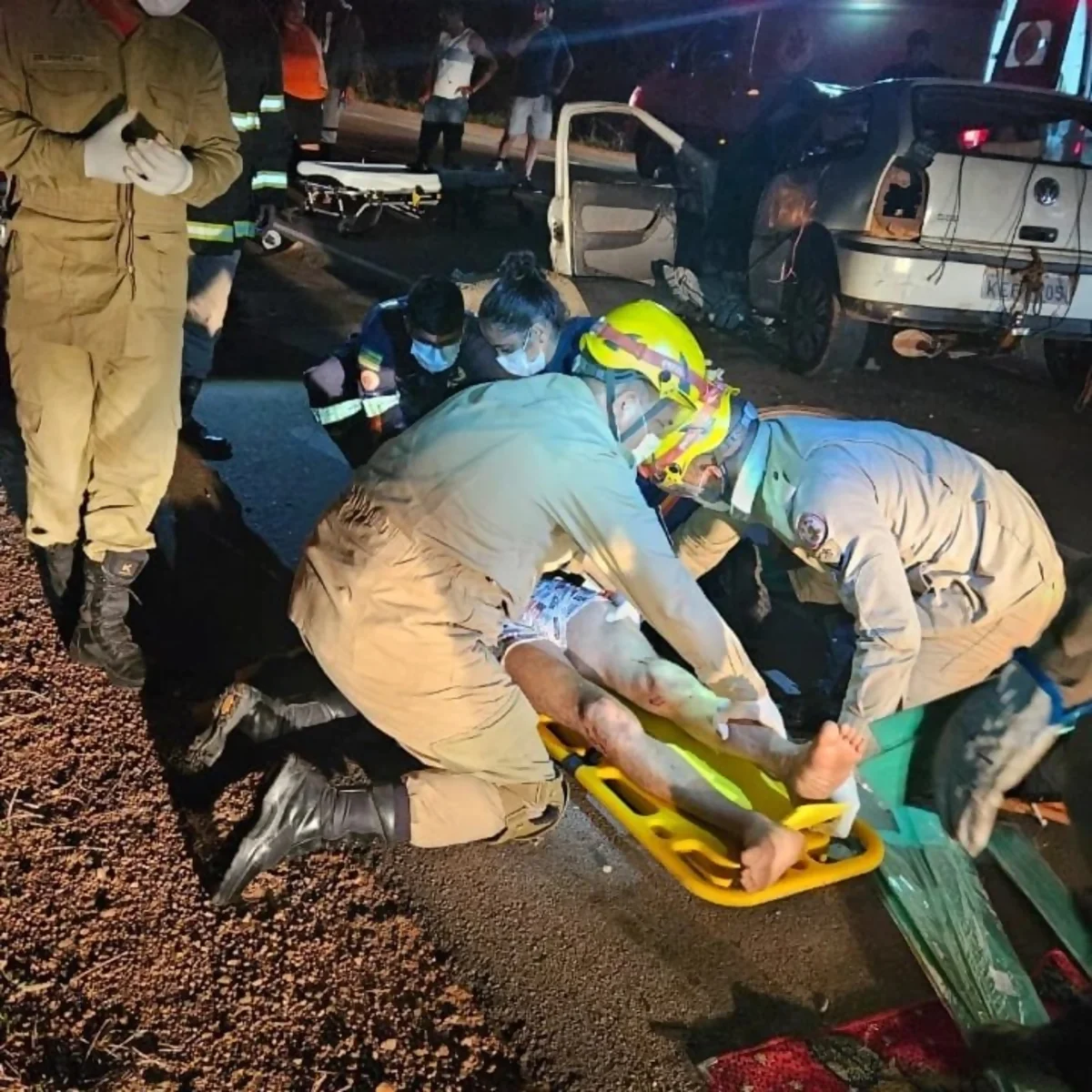 Colisão de carro com ônibus na BR-158 deixa motorista ferido, em Goiás