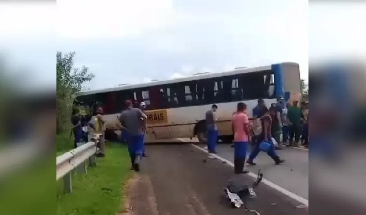 Homem morre após colisão de picape com ônibus de trabalhadores rurais na SP-255