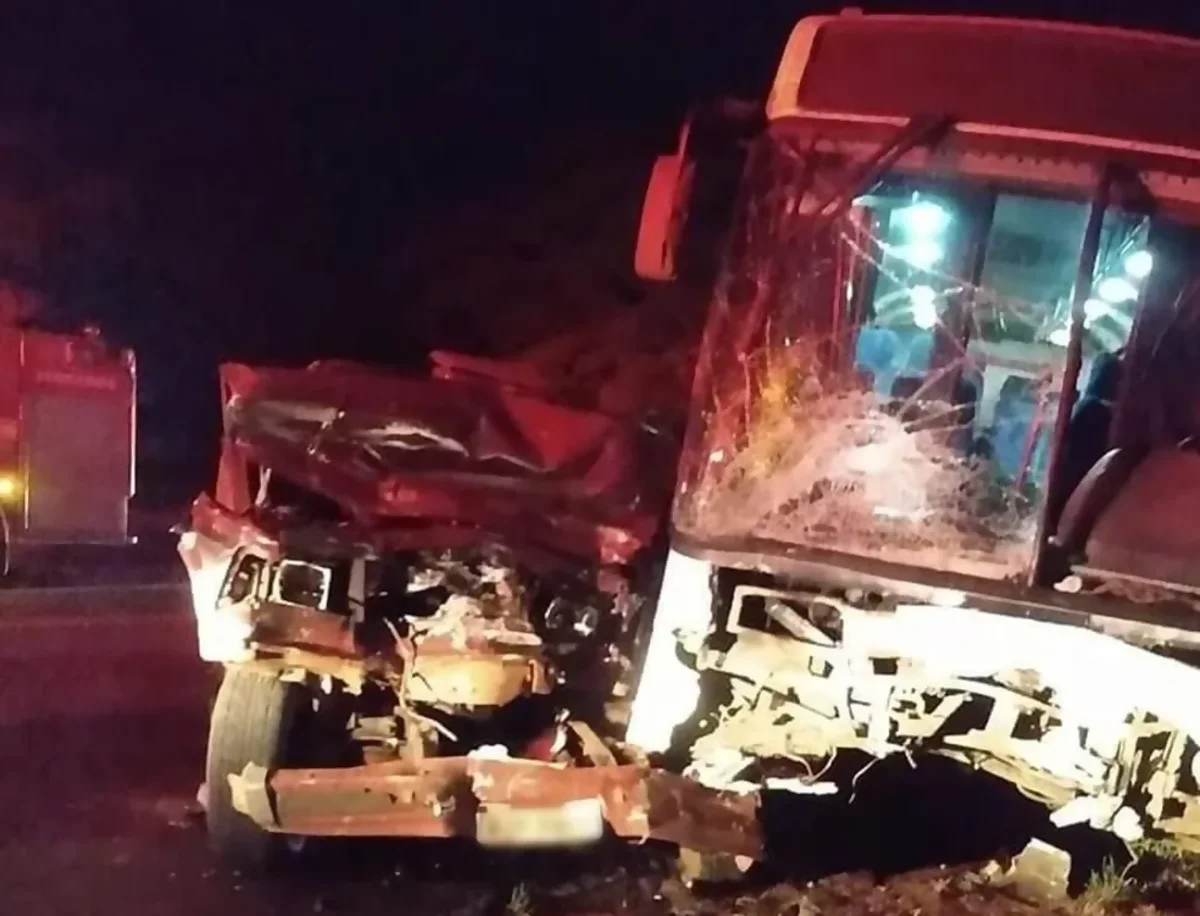 Idosa morre na SP-322 após colisão de ônibus escolar com camionete