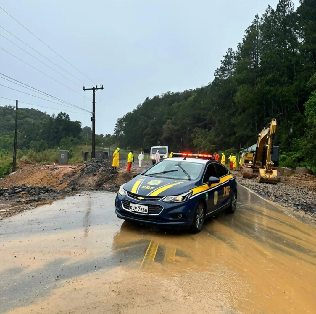 BR-280, em SC, foi interditada totalmente, nesta quarta (4), por medida de segurança