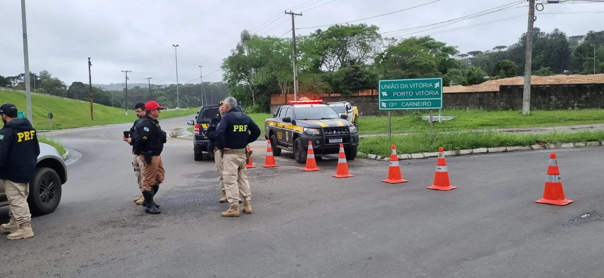 Rodovias do Paraná têm trechos bloqueados, nesta sexta (13) Rodovias do Paraná têm trechos bloqueados, nesta sexta (13)