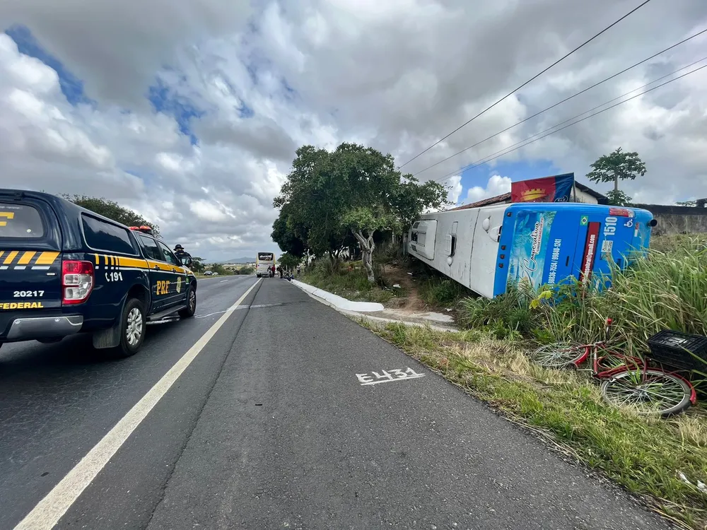 Ônibus com romeiros tomba na BR-230, na PB, e motorista morre