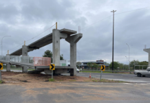 Concessionária instala vigas de nova passarela na BR-290, nesta quarta (18)