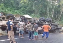 Caminhão com trabalhadores na carroceria tomba e deixa 13 feridos na AM-070