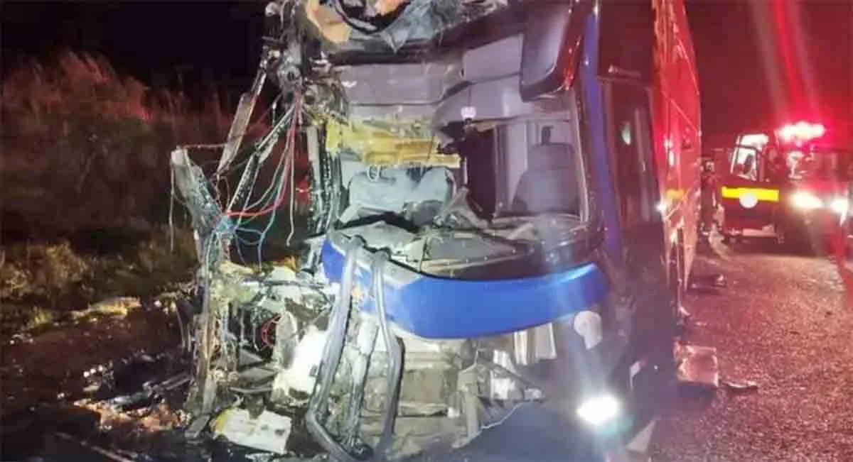 Ônibus colide na traseira de carreta e 29 ficam feridos na BR-050/MG