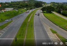 VIDEO: Motorista faz manobra brusca e é atingido por caminhão na SP-065