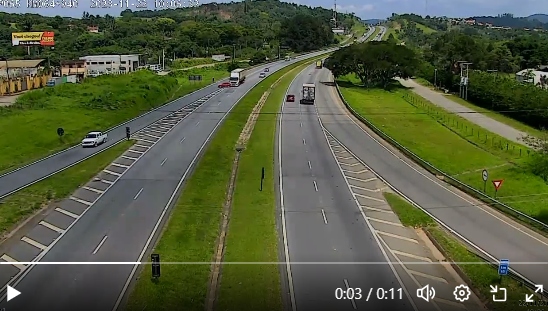 VIDEO: Motorista faz manobra brusca e é atingido por caminhão na SP-065