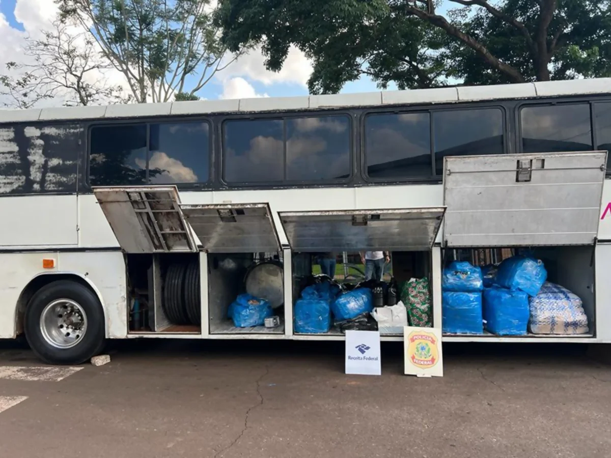 Ônibus de turismo cheio de mercadorias ilegais é apreendido pela PF