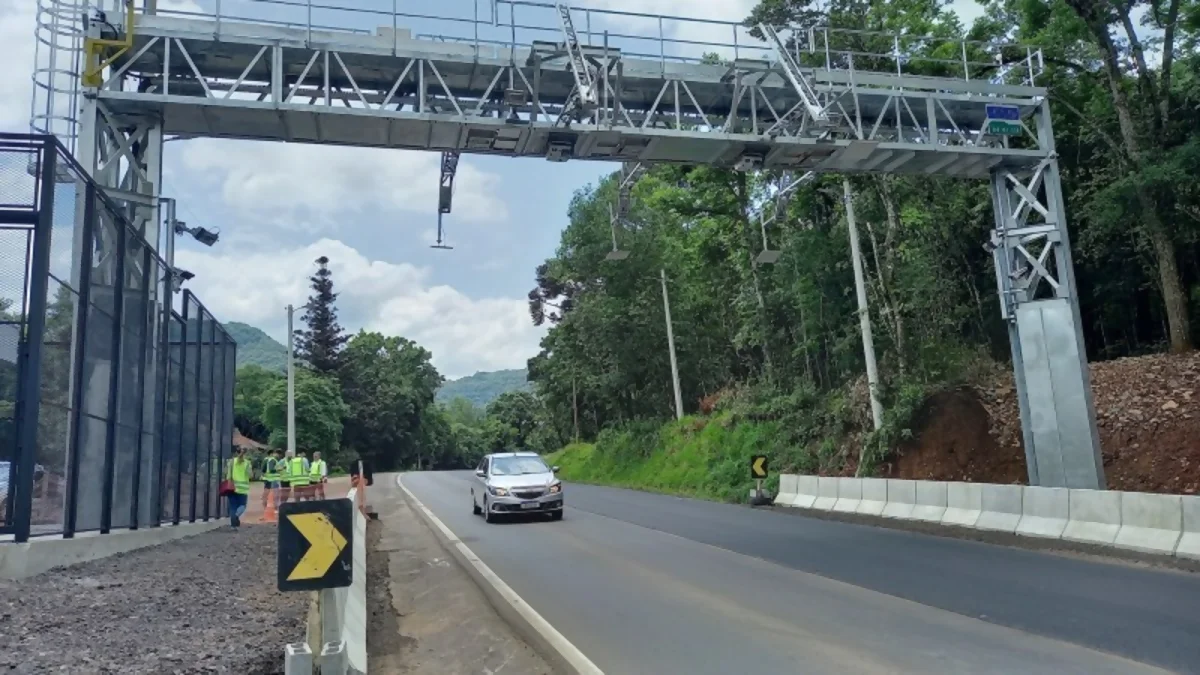 Pórticos do free flow são instalados em rodovias gaúchas concedidas