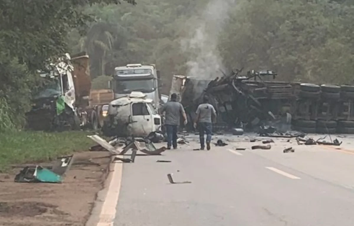 Acidente com seis veículos na BR-040 deixa feridos, em Congonhas (MG)