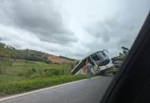 Ônibus de turismo tomba na BR-040, em Minas, e deixa um morto