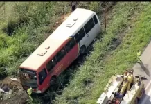 Ônibus cai em ribanceira na BR-040, em Minas, e deixa 1 ferido