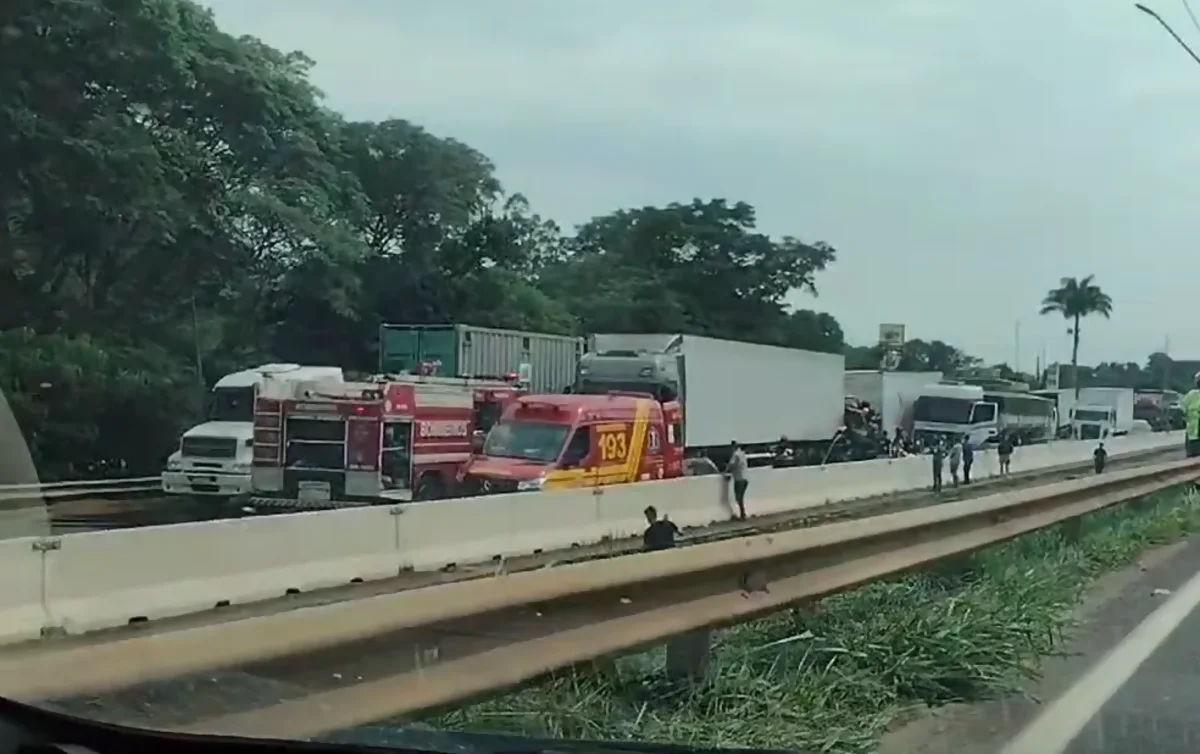 Engavetamento na Fernão Dias deixa motoqueiro morto e caminhoneiro ferido