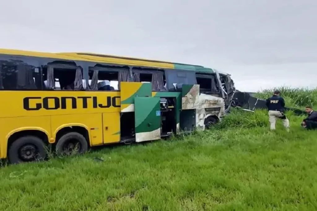 Ônibus da Gontijo bate em ônibus na BR-381, em MG, 2 morrem e 5 ficam feridos