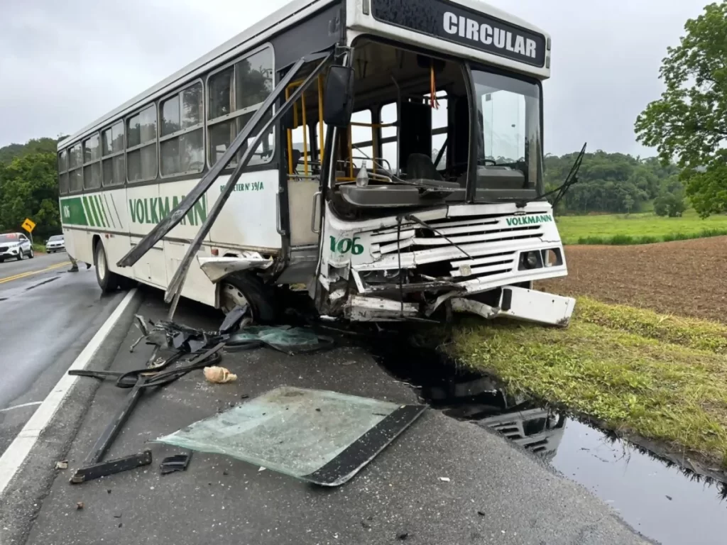 Acidente entre carro e ônibus deixa um morto na SC-421