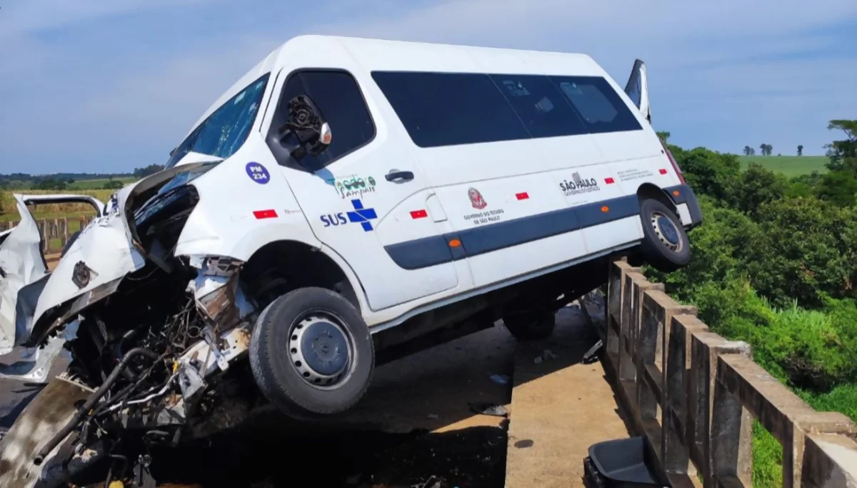 Van irregular se envolve em acidente com pacientes na SP-272 e deixa feridos