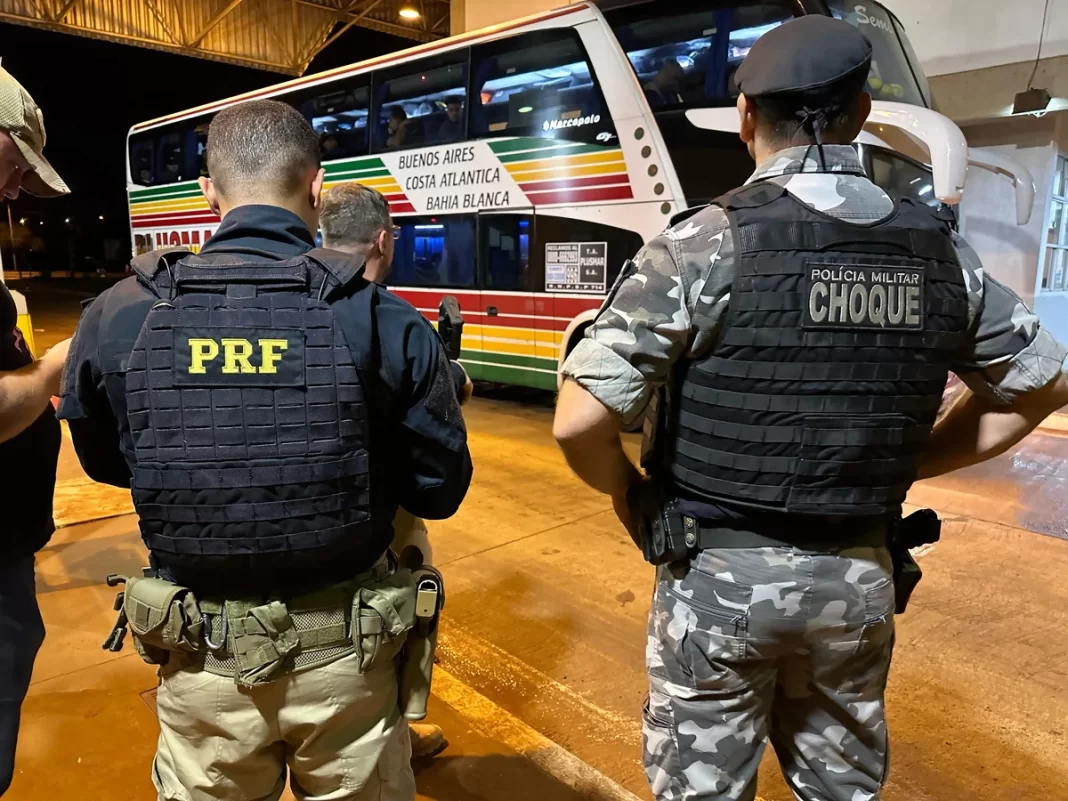 Ônibus com torcedores argentinos são fiscalizados em Foz do Iguaçu (PR)