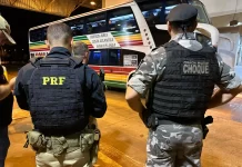 Ônibus com torcedores argentinos são fiscalizados em Foz do Iguaçu (PR)