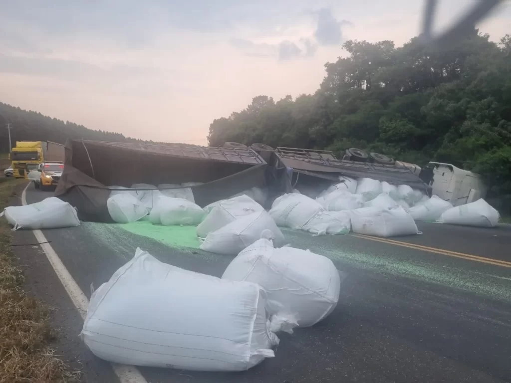 Colisão de três carretas na PR-151 deixa feridos, no Paraná