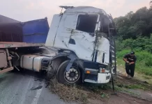 Colisão de três carretas na PR-151 deixa feridos, no Paraná