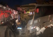 Acidente entre micro-ônibus e carreta na BR-135 mata 1 e fere 5, em Minas