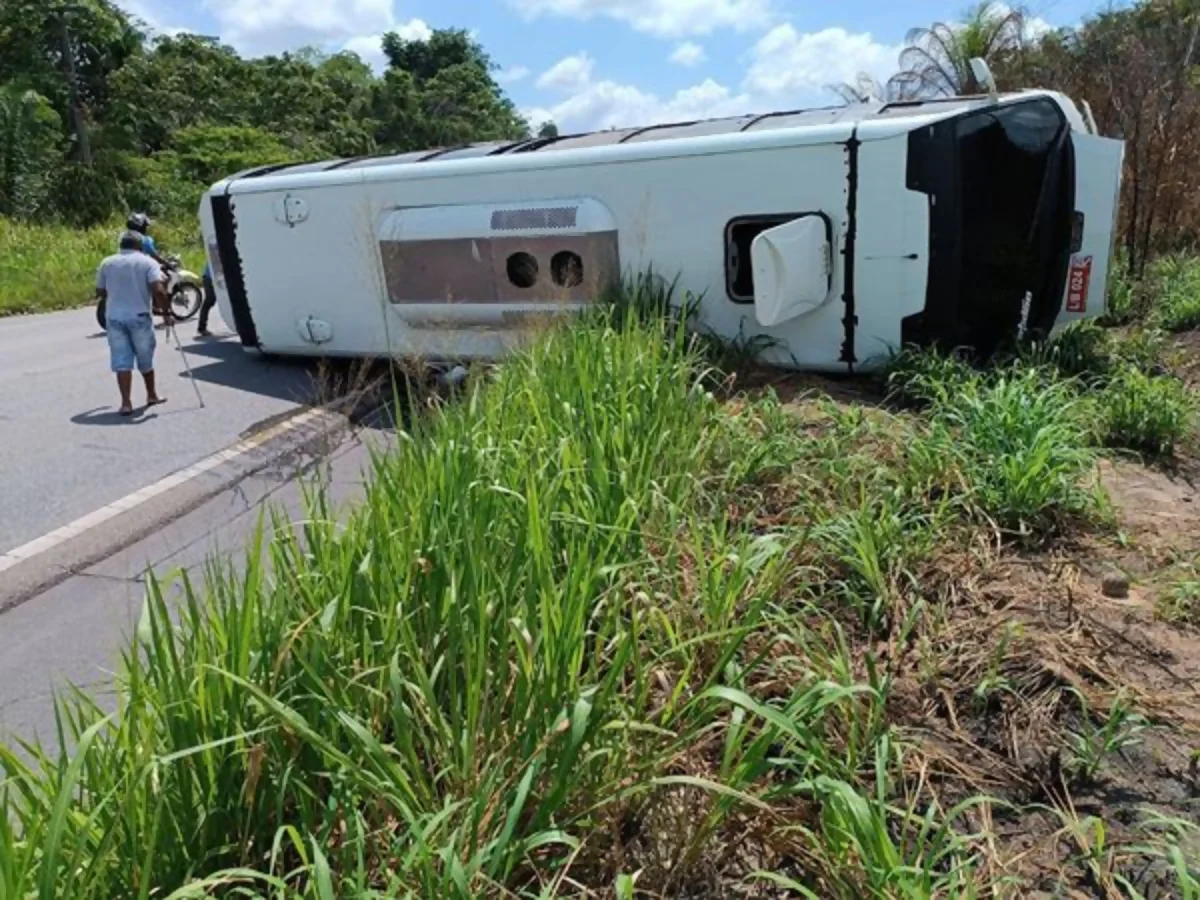 Homem morre em acidente de micro-ônibus e carro na BR-010, em Irituia (PA)