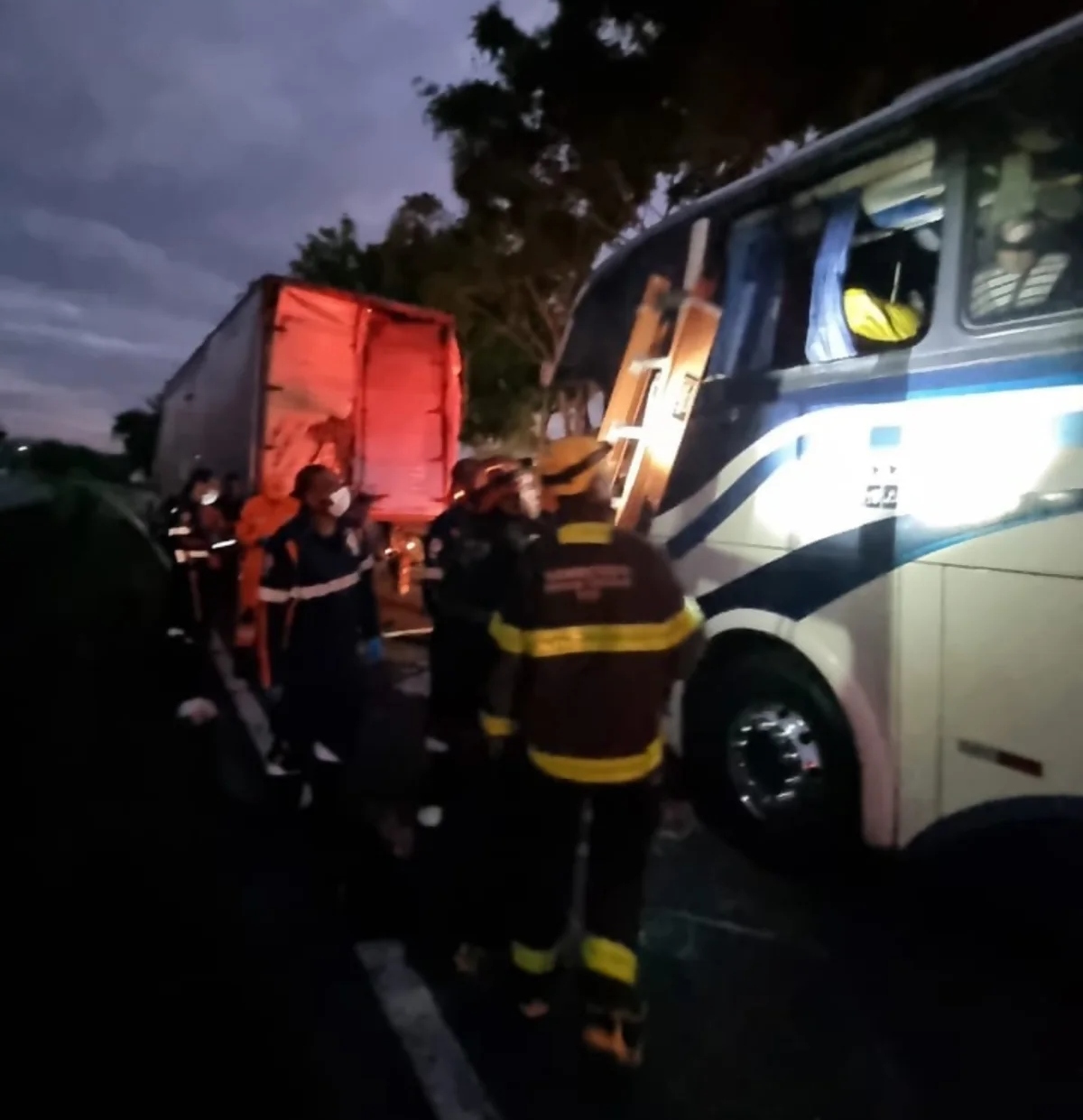 Motorista de ônibus morre na Fernão Dias (BR-381), em Oliveira (MG)