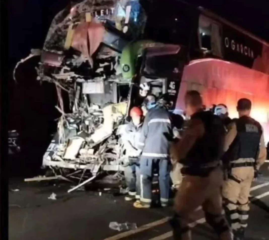 Morre 2ª vítima de acidente com ônibus da Garcia, na PR-444, Arapongas