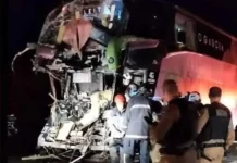 Acidente entre ônibus da Garcia e caminhão na PR-444 deixa feridos, no Paraná