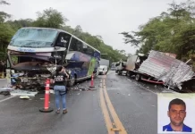 Colisão entre ônibus e caminhão deixa motorista do coletivo morto e 12 feridos