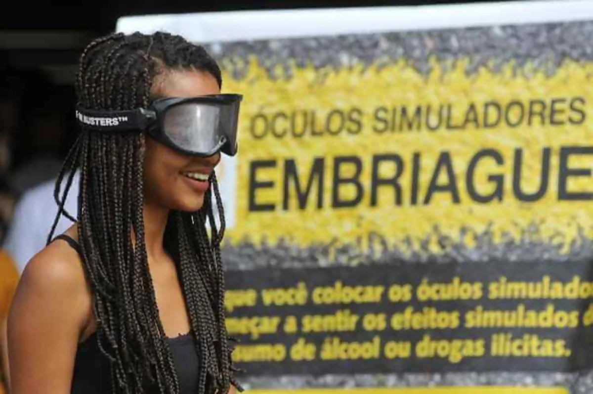 Concessionária realiza ação educativa com óculos que simula embriaguez