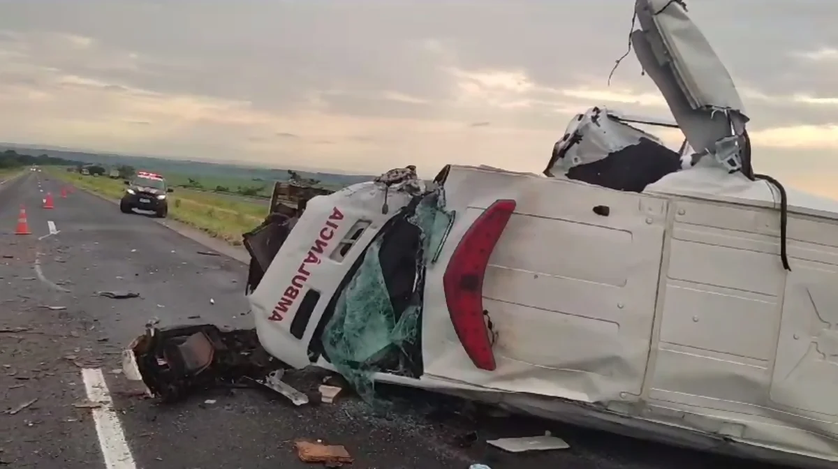 VÍDEO: Ambulância bate em carreta na BR-060/GO e acompanhante de paciente morre