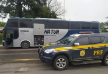 Motorista de ônibus com antecedentes criminais é preso no RS com ônibus clonado e cheio de contrabando