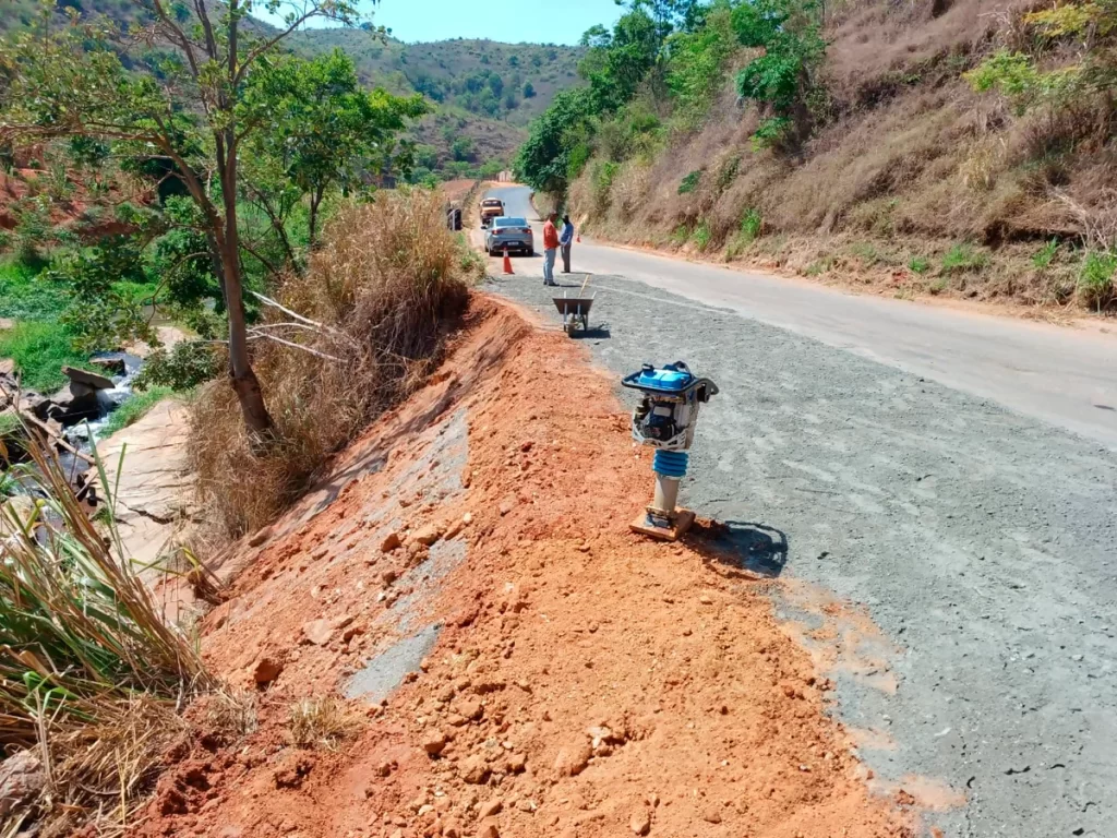 Obras de revitalização da LMG-744 chegam ao trecho Nacip Raydan-Virgolândia, em MG