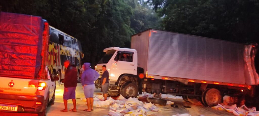 Acidente na BR-040 entre ônibus e caminhão interdita a Serra de Petrópolis, no RJ