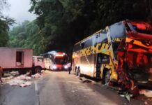 Acidente na BR-040 entre ônibus e caminhão deixa feridos na Serra de Petrópolis, no RJ