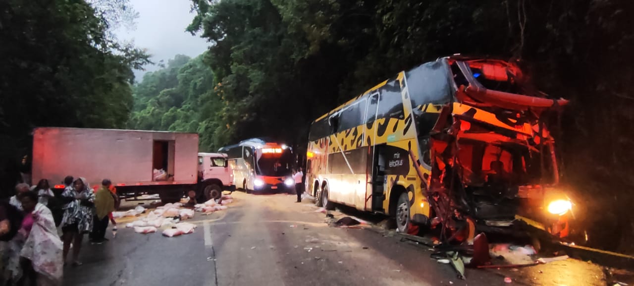 Acidente na BR-040 entre ônibus e caminhão deixa feridos na Serra de Petrópolis, no RJ