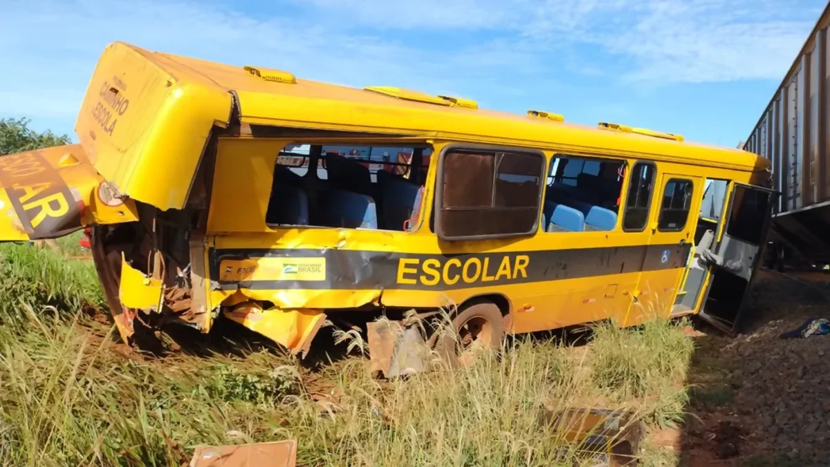 Motorista de ônibus escolar ignora alerta de alunos e causa acidente com trem, no MS