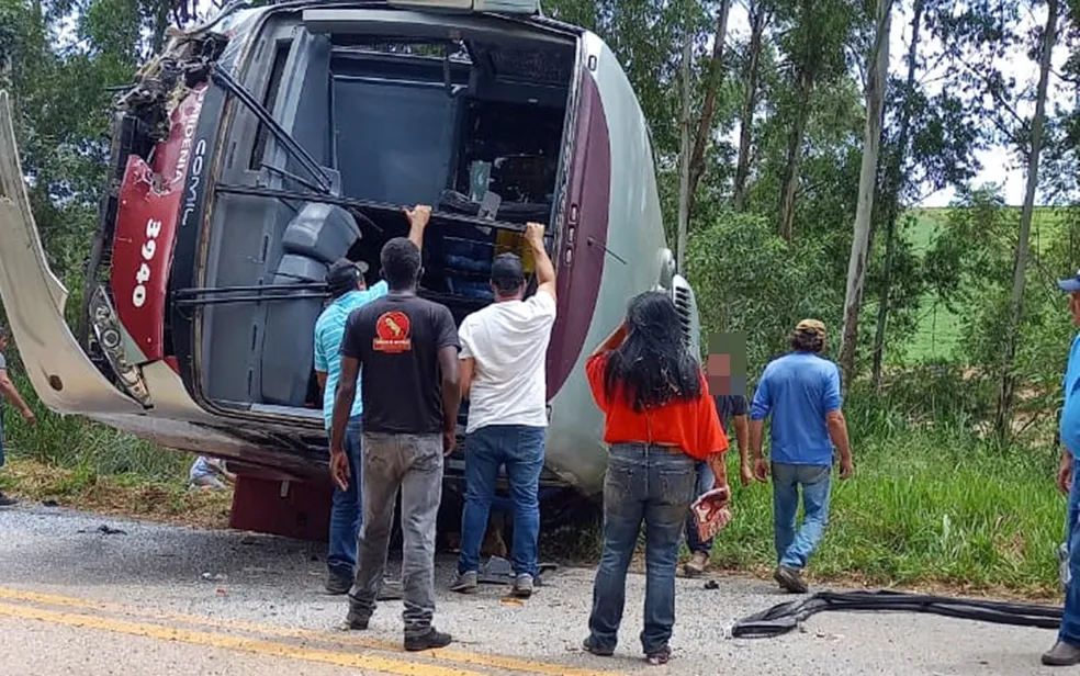 Acidente na MGC-267 entre ônibus e camionete deixa 1 morto e 7 feridos