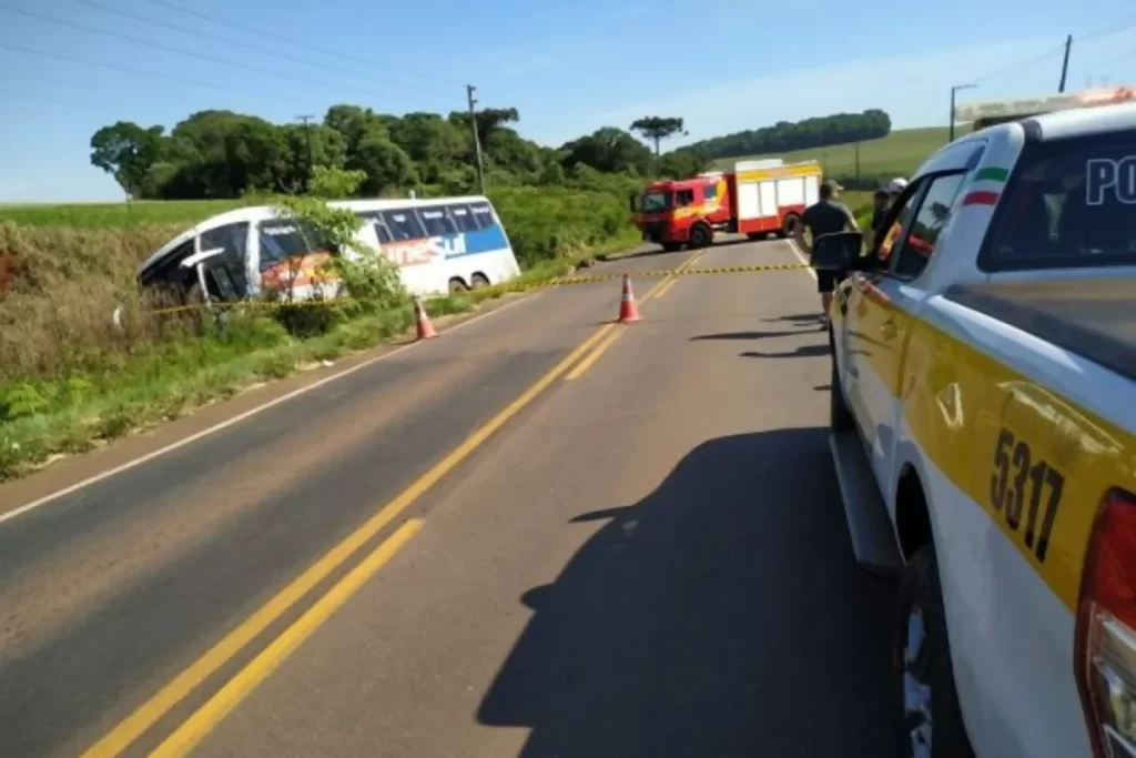 Acidente entre camionete e ônibus na SC-480 mata jovem catarinense