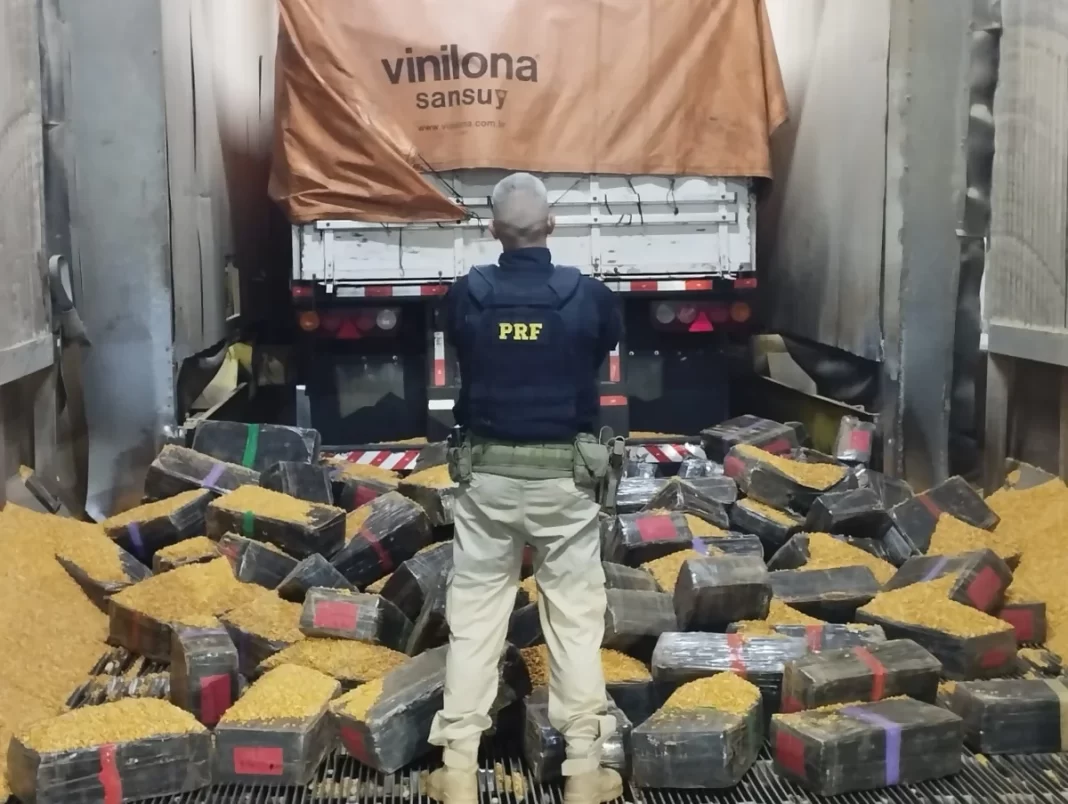 Caminhoneiro é preso na BR-369/PR com 2 toneladas de maconha