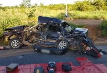 Colisão de carro com ônibus deixa duas mortes, em Montes Claros (MG)