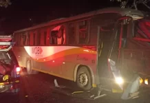 Ônibus bate em caminhão na GO-215 e deixa motorista gravemente ferido Ônibus bate em caminhão na GO-215 e deixa motorista gravemente ferido