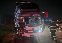 Ônibus bate em carreta-tanque na Bandeirantes, em Itupeva (SP), e deixa feridos