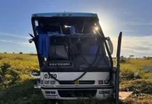 Ônibus com 9 multas capota na Castello Branco (SP-280) e deixa ao menos 20 feridos